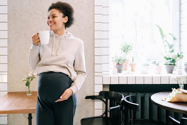 kahve içen hamile bayan