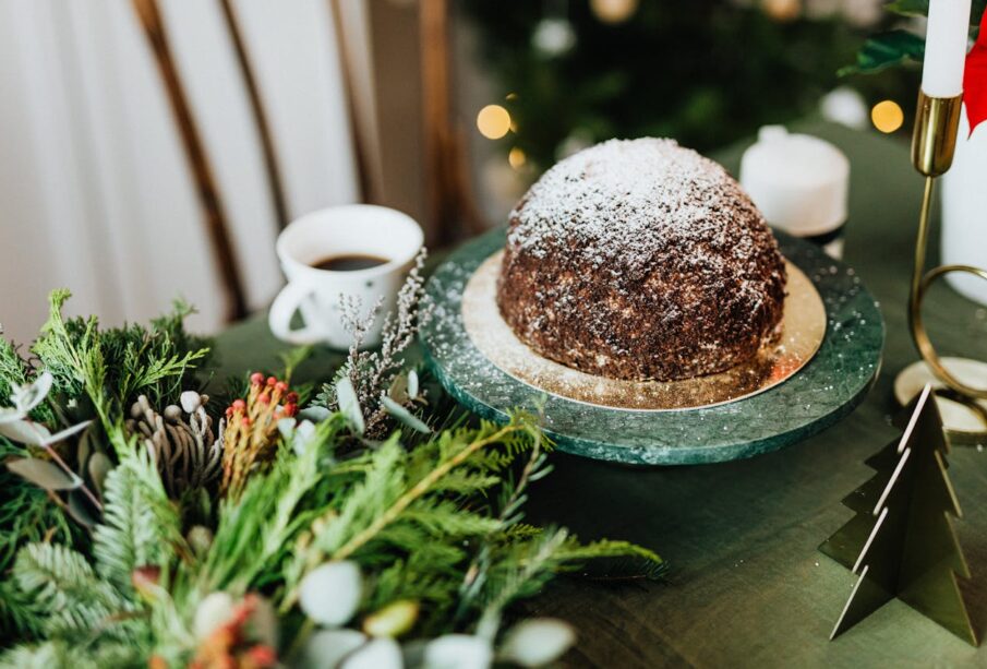 yılbaşı süsleri, kek ve kahve bardağı