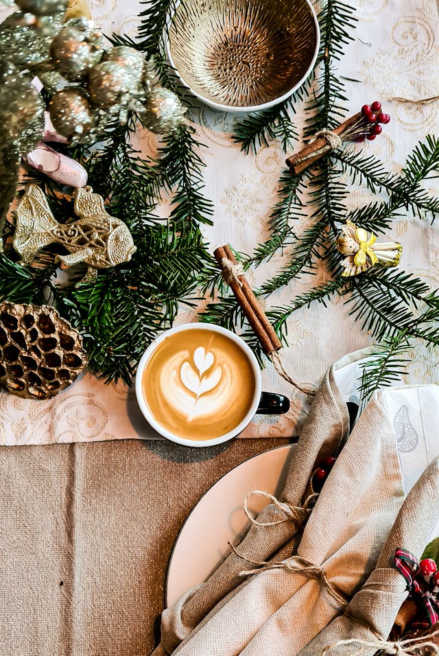 yılbaşı süsleri, tarçın ve kahve