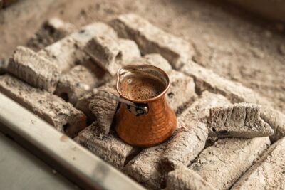 kömür ateşinde pişen türk kahvesi cezvede