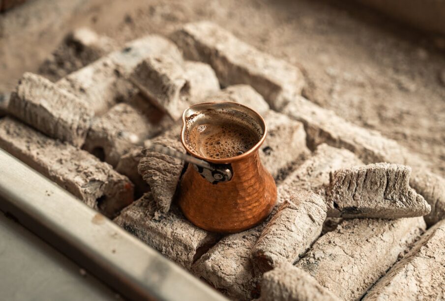 kömür ateşinde pişen türk kahvesi cezvede