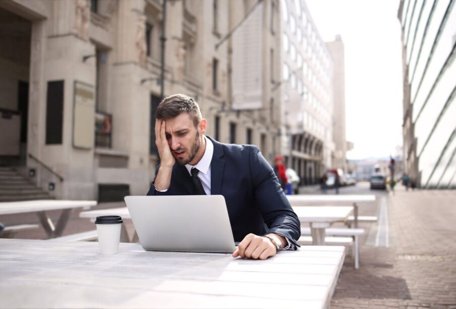 eli ile kafasını tutan erkek