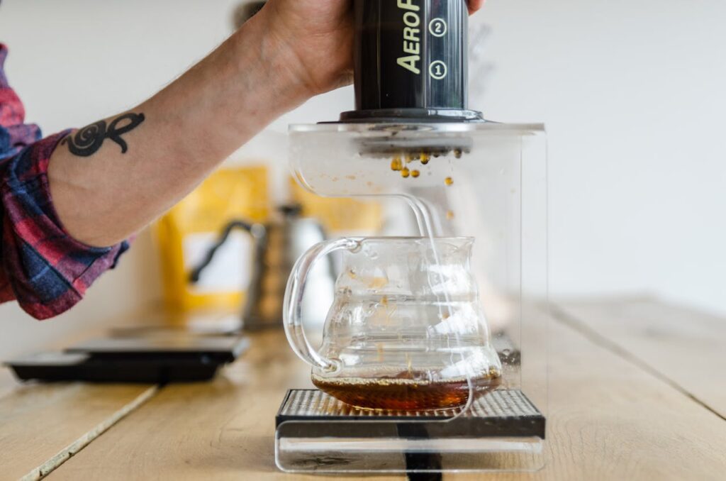 Ters çevrilmiş AeroPress demleme kurulumu ve öğütülmüş kahve.
