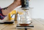 Ters çevrilmiş AeroPress demleme kurulumu ve öğütülmüş kahve.