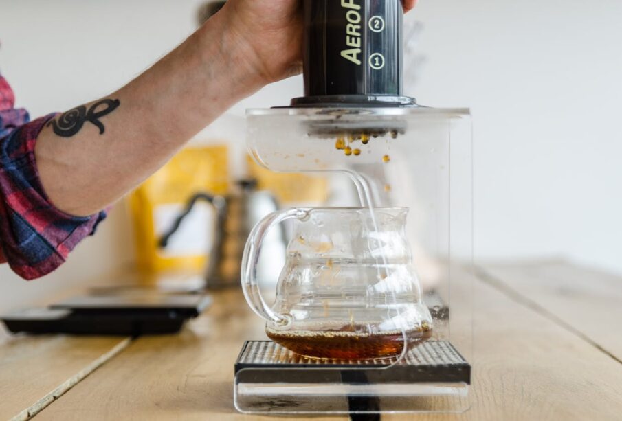Ters çevrilmiş AeroPress demleme kurulumu ve öğütülmüş kahve.