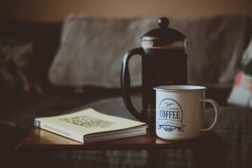 french-press-ve-kahve-bardagi