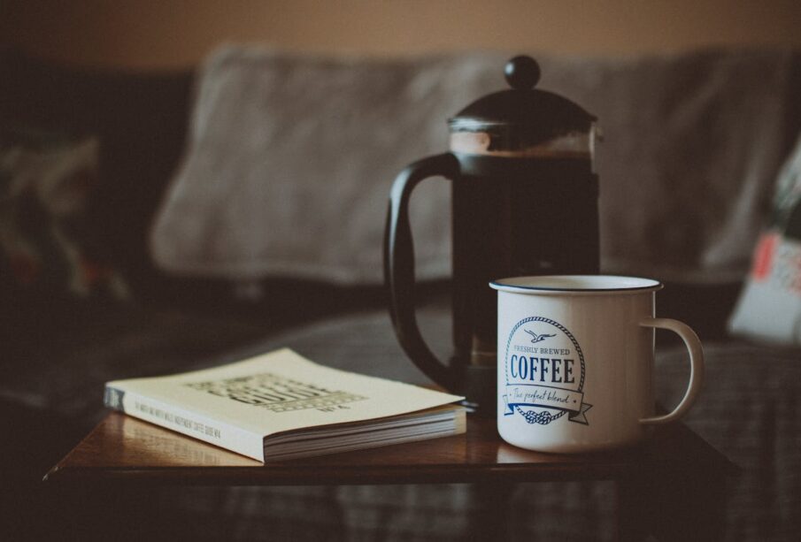 french-press-ve-kahve-bardagi